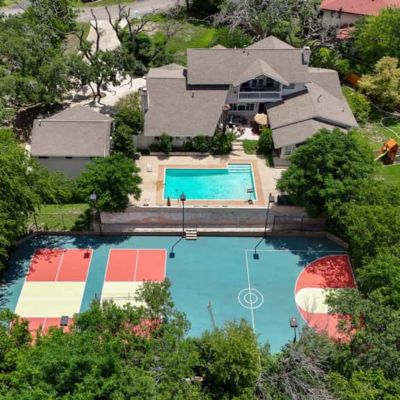 Huge Pickleball Mansion~Sleeps 26~Pool & Hot Tub - Image 1