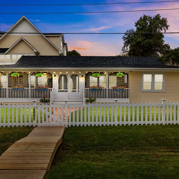 Kimmswick Porch Haven: Hot Tub •Yard - Image 1