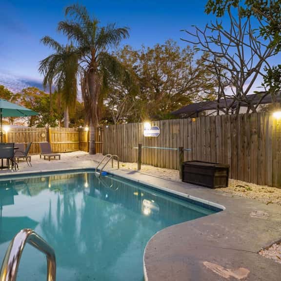 3 miles to Honeymoon Island~ Firepit & Pool - Image 1