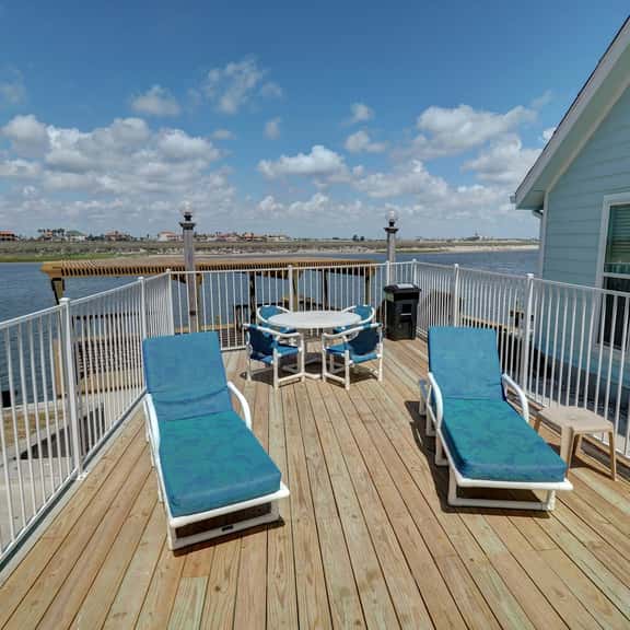 Canal Views & Pool | 2 Min to Beach | Fishing Pier - Image 1
