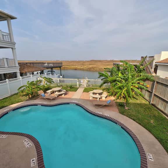 Waterfront Condo~1 Block to Beach~Pool Access - Image 1