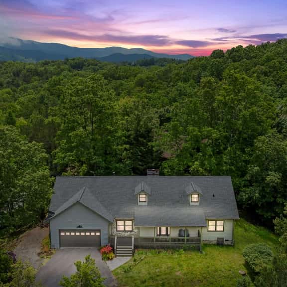 12 Min to Downtown! Sleeps 12 | Hot Tub | Fire Pit - Image 1
