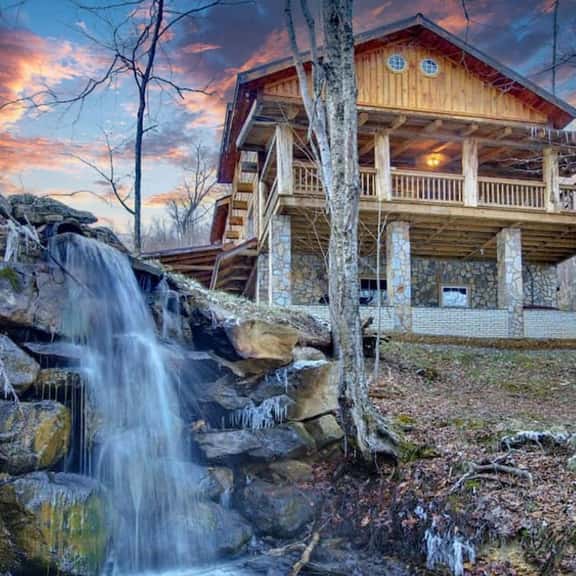 Sleeps 16 • Hot Tub•Sauna•Dogs Welcome•Ping Pong - Image 1
