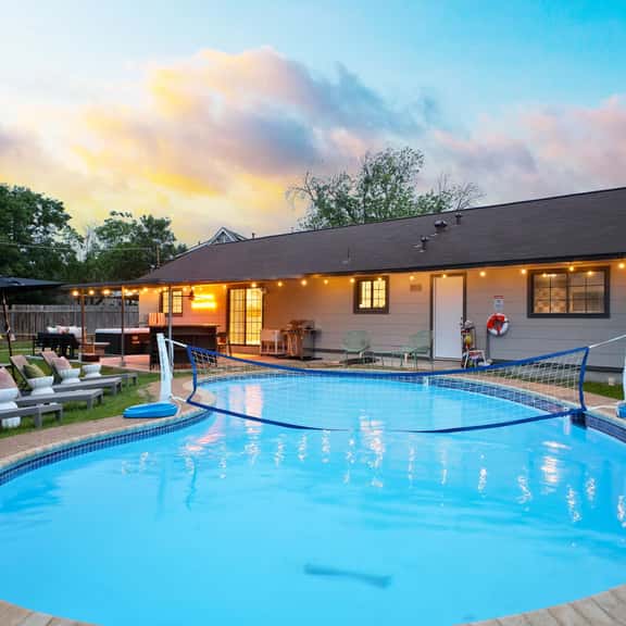 Sleeps 10 - Pool - Hot Tub - Fire Pit - Playground - Image 1