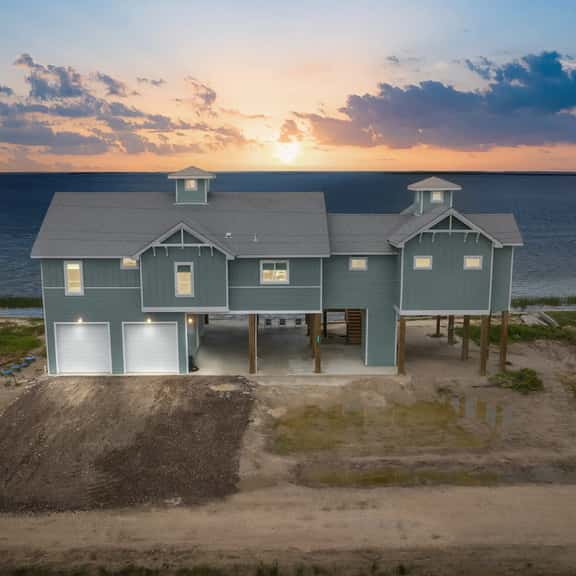 Waterfront Getaway with Pier Access - Image 1
