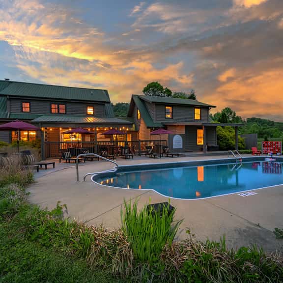 7 Br~Sleeps 20~Sport Court~Pool~Hot Tub~Playground - Image 1