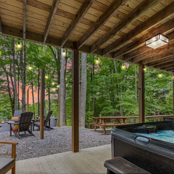 5 Min to Hatley Pointe! Après Ski~HotTub~FirePit - Image 1
