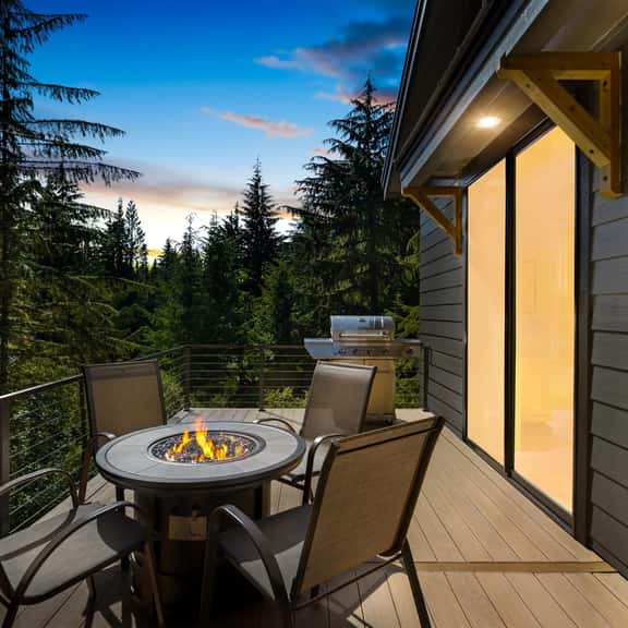 3 Br Sleep 8 • Hot Tub • Fire Pit • Stunning Views - Image 1