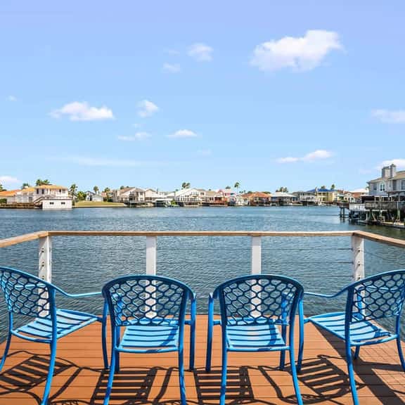Shore Thing: Waterfront Dock & Family Fun - Image 1