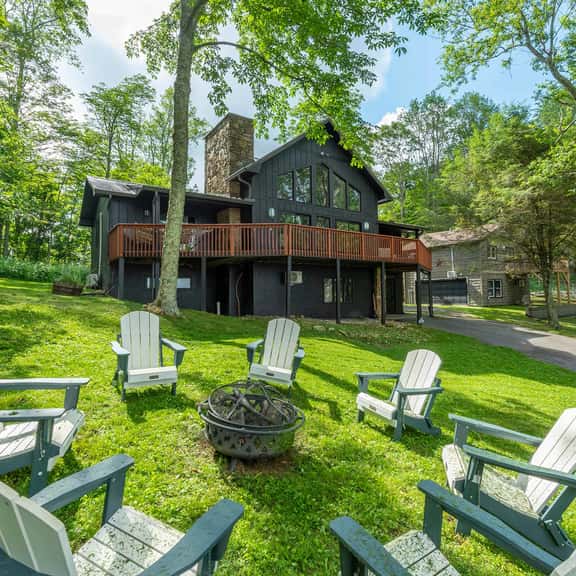 6 Br Cabin~Hot Tub~Fire Pit~Min to Hatley Pointe - Image 1