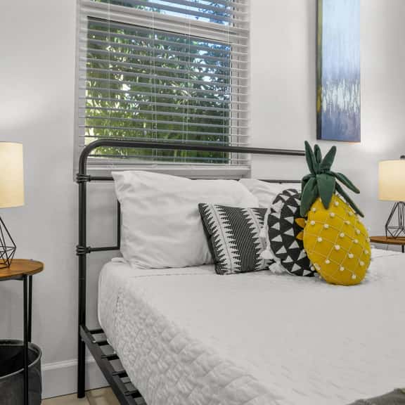 Pineapple Paradise #3 • 13 min to Beach • Fire Pit - Image 1
