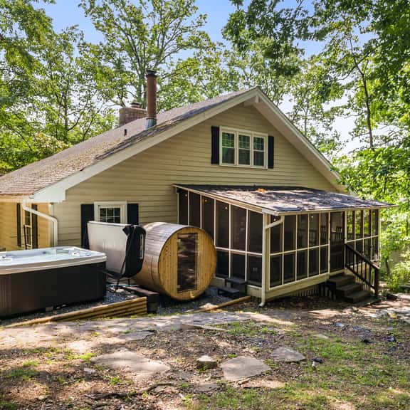 Cozy Retreat: Sauna, Hot Tub, Game Room - Image 1