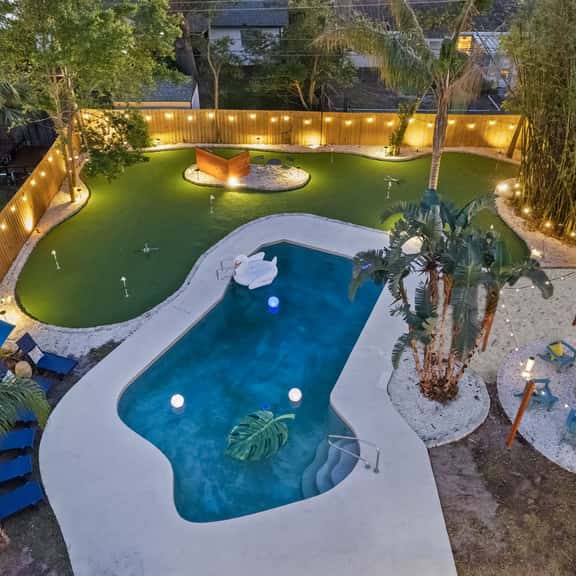 5 Min to Beach ~ Heated Pool  ~ Golf ~ Sleeps 12 - Image 1