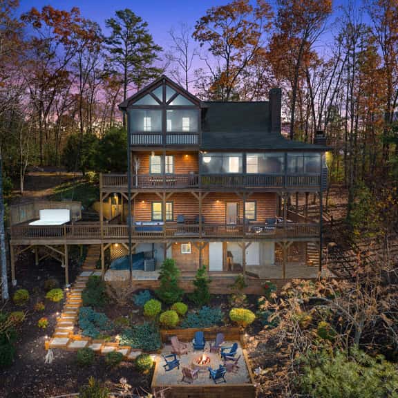 Family-Friendly Cabin: Hot Tub, Games & Views - Image 1