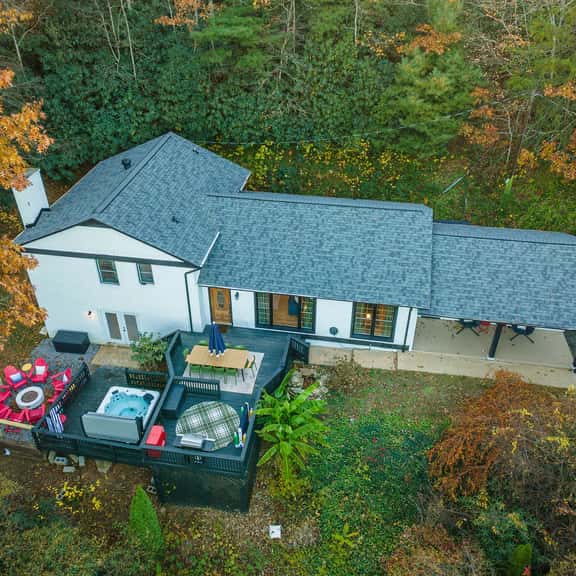Expansive Deck Sleeps 16 Hot Tub Game Room - Image 1