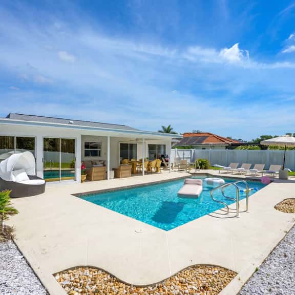 Minutes to AMI | Pool | Game Room | Sleeps 11 - Image 1
