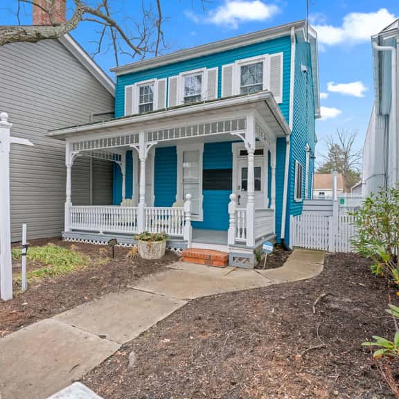 Downtown Flat • Walk to Dining & Shops • Sleeps 4 - Image 1