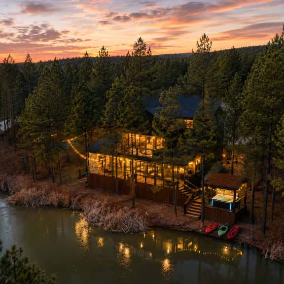 The Waterside Retreat: Hot Tub, Kayaks, EV Charger - Image 1