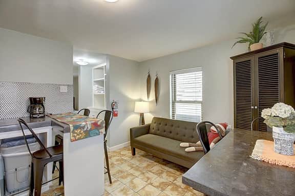 Kona Cottage~Dog Friendly~In Town Location