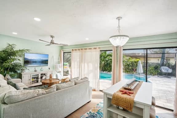 4 Br Bradenton Home~Private Pool, Outdoor Bar, W/D