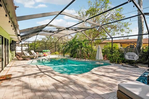 4 Br Bradenton Home~Private Pool, Outdoor Bar, W/D