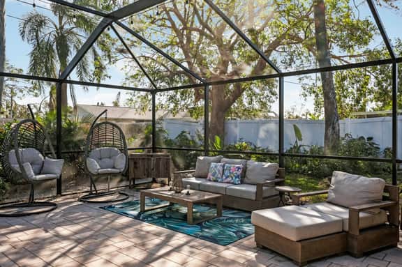4 Br Bradenton Home~Private Pool, Outdoor Bar, W/D