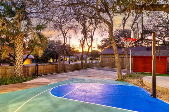 The Sunburst: Sleeps 18! Basketball & Heated Pool