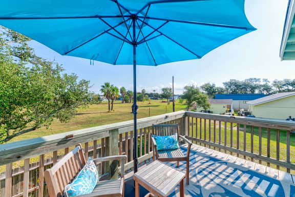 Cozy Private Retreat • Hot Tub • BBQ Grill • Yard