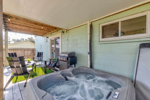 Cozy Private Retreat • Hot Tub • BBQ Grill • Yard