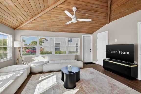Minutes to Beach • Dog Friendly • BBQ •Patio