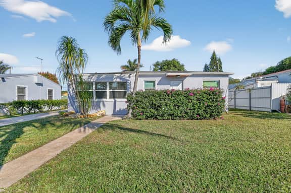 Minutes to Beach • Dog Friendly • BBQ •Patio