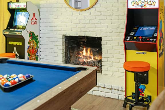Backyard Paradise • Sleeps 14 • Arcade Games • Spa