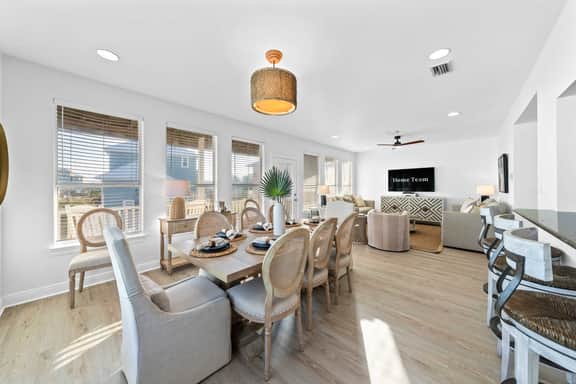 Bella Vacanza • Minutes to Beach • Community Pool