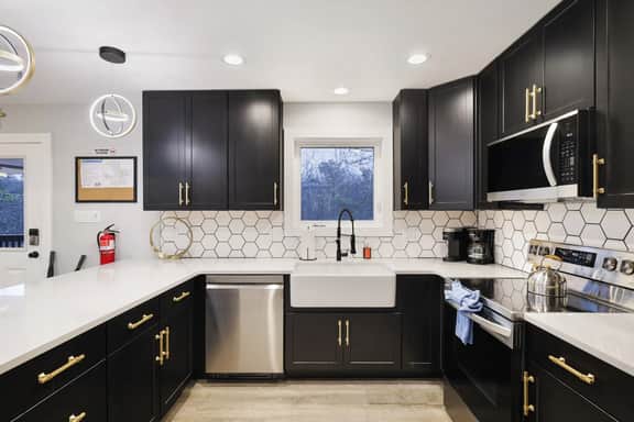Moon Mtn Manor •  Sleeps 16 •  Games •  Hot Tub