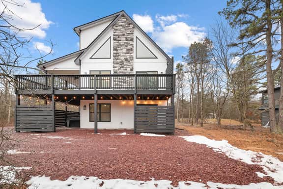 Moon Mtn Manor •  Sleeps 16 •  Games •  Hot Tub