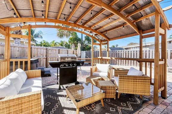 Deerfield Beach! 10 min 2 beach Hot Tub Pool Table