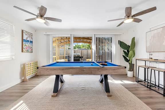 Deerfield Beach! 10 min 2 beach Hot Tub Pool Table