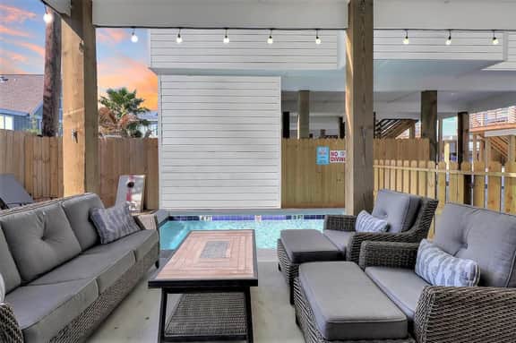 One Click Away~Private Pool~EV Charger~Beach Toys