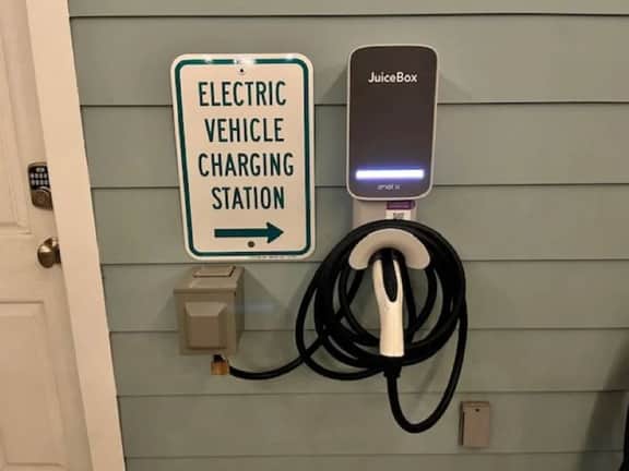 One Click Away~Private Pool~EV Charger~Beach Toys