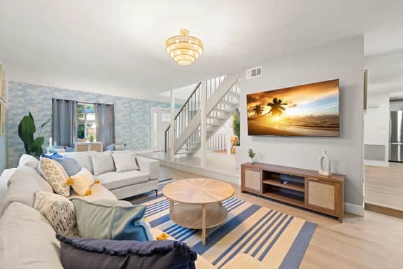 Hot Tub ~ Sportscourt ~ Game Room ~ 5 min to Beach!