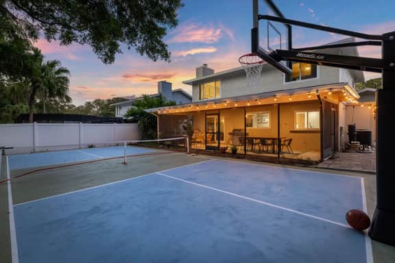 Hot Tub ~ Sportscourt ~ Game Room ~ 5 min to Beach!