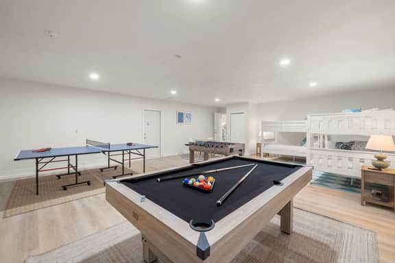 Hot Tub ~ Sportscourt ~ Game Room ~ 5 min to Beach!