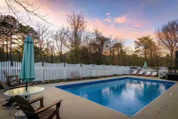 15 mins to DT Asheville Pool Hot Tub Game Room