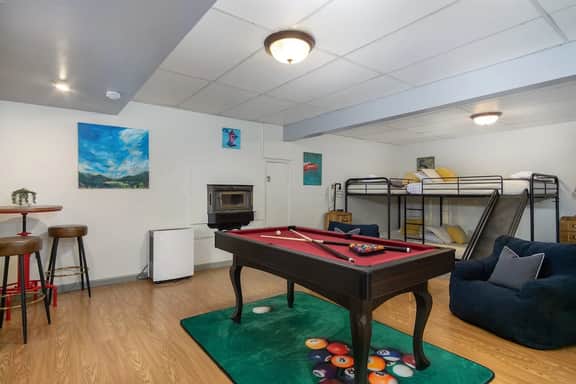 15 mins to DT Asheville Pool Hot Tub Game Room