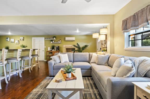 7 Min to Beach ~ Pool, BBQ & Games Getaway