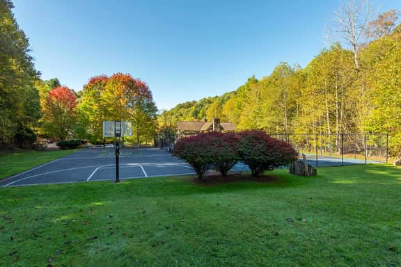 Min to Hatley: Mountain Views, Hot Tub, Game Room!