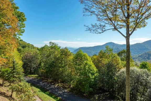 Min to Hatley: Mountain Views, Hot Tub, Game Room!