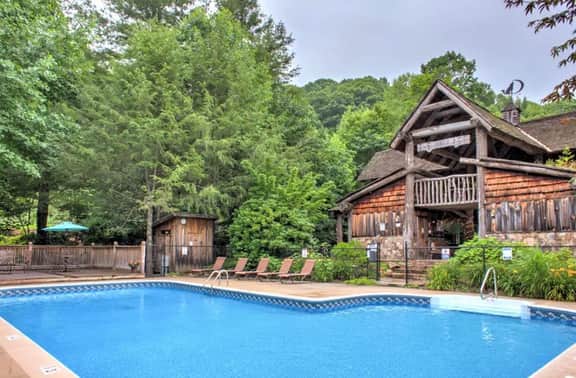 Min to Hatley: Mountain Views, Hot Tub, Game Room!