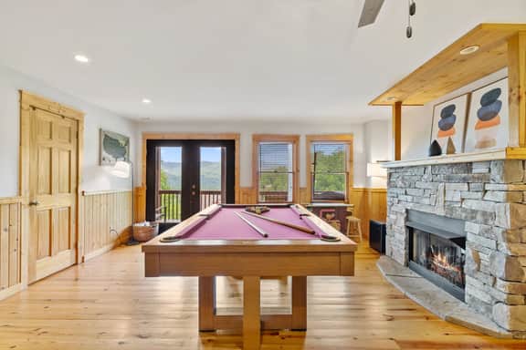 7 min to Hatley Pointe: Views, Hot Tub, 2 Decks