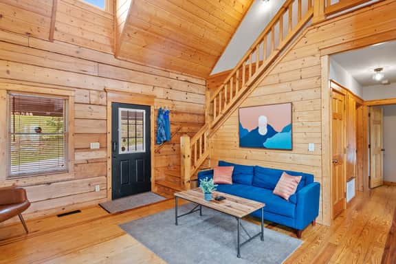7 min to Hatley Pointe: Views, Hot Tub, 2 Decks